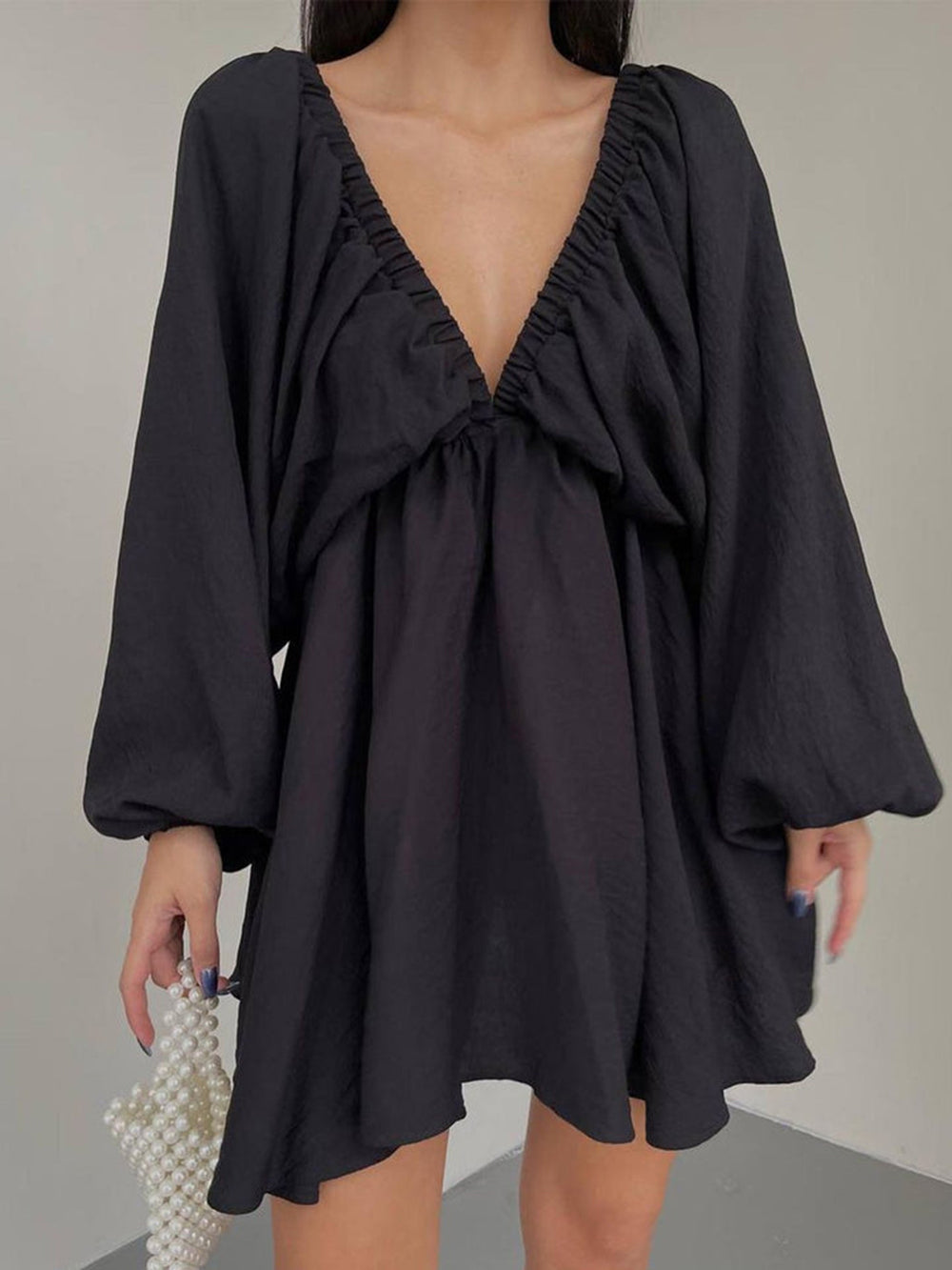 Mini skater jurk van stof met diepe halslijn