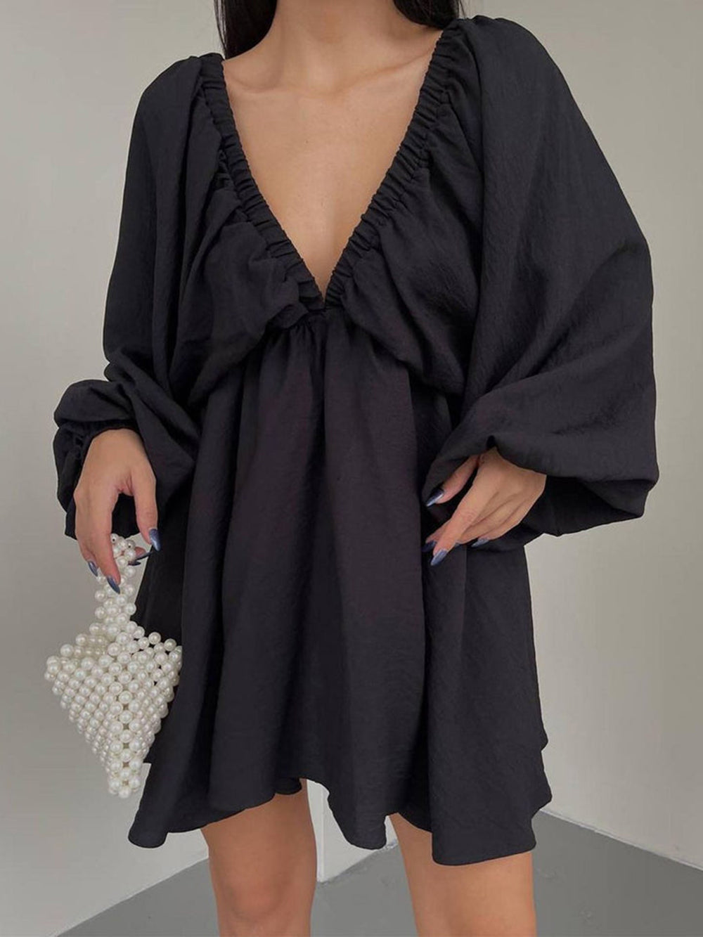 Mini skater jurk van stof met diepe halslijn