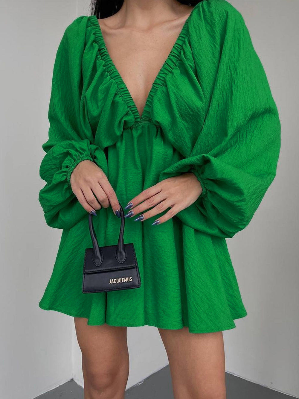 Mini skater jurk van stof met diepe halslijn