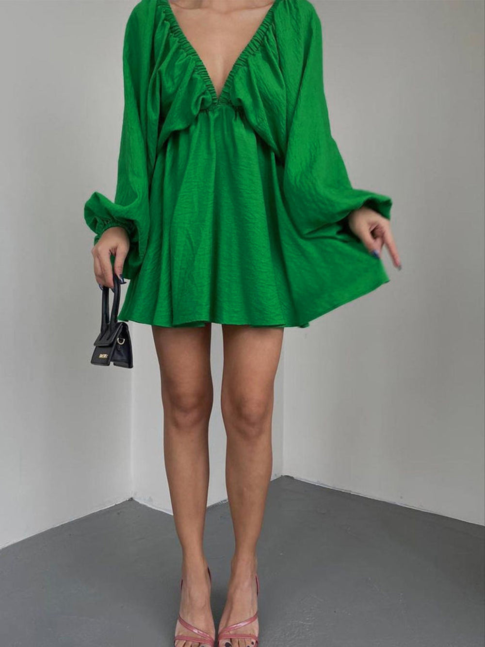 Mini skater jurk van stof met diepe halslijn